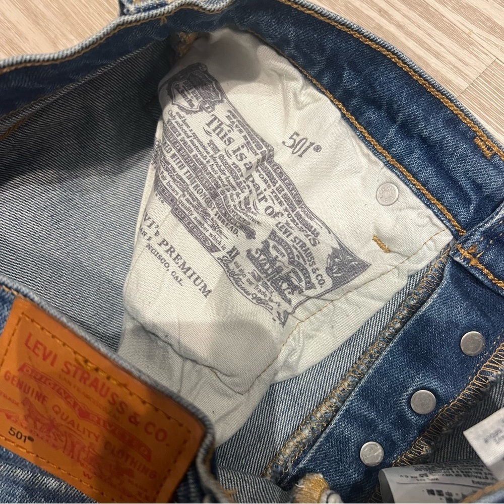 Levi’s 501 Crop Jeans - Picture 4 of 8